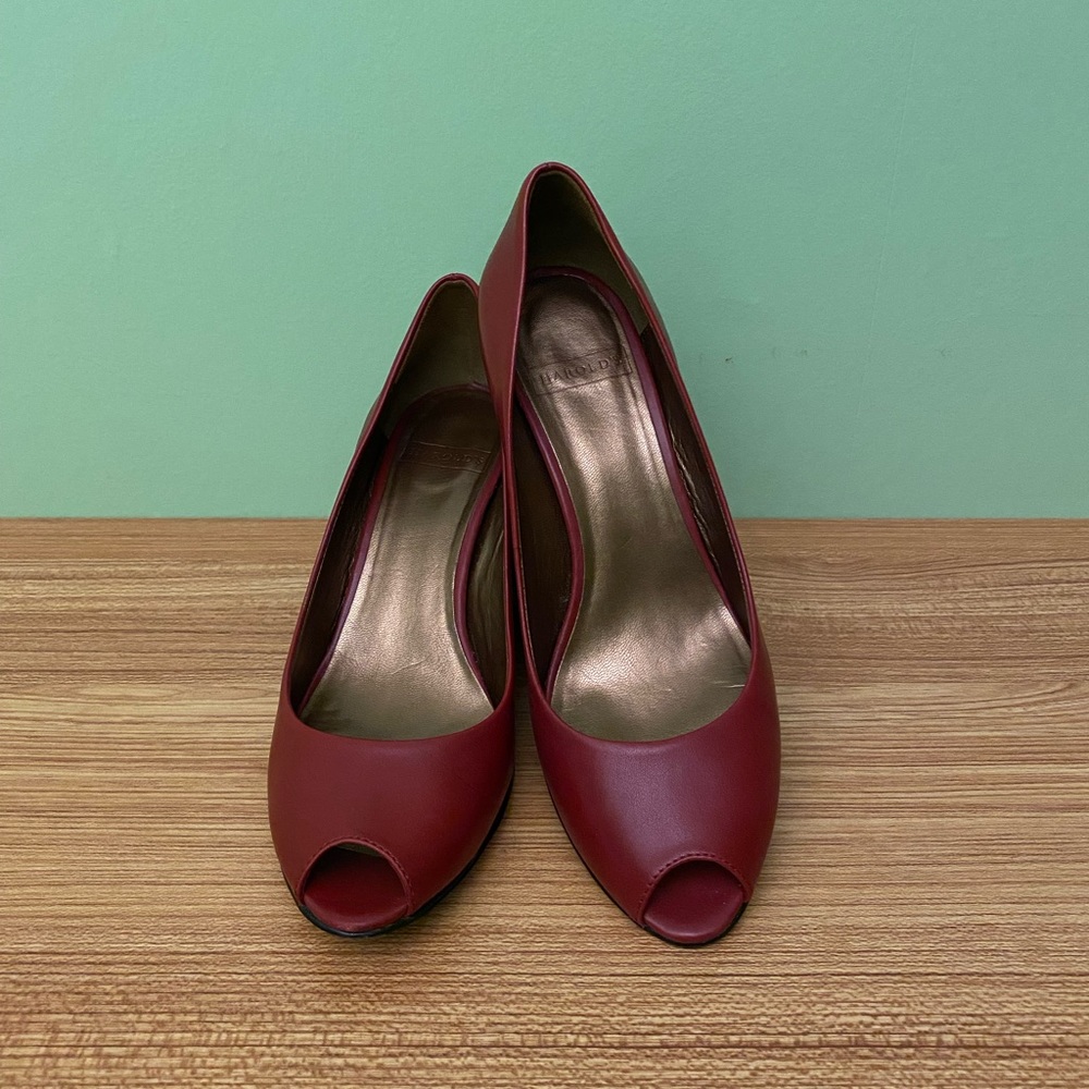 Harold’s peep toe wedge. Size 7.5 NARROW. Color - Red